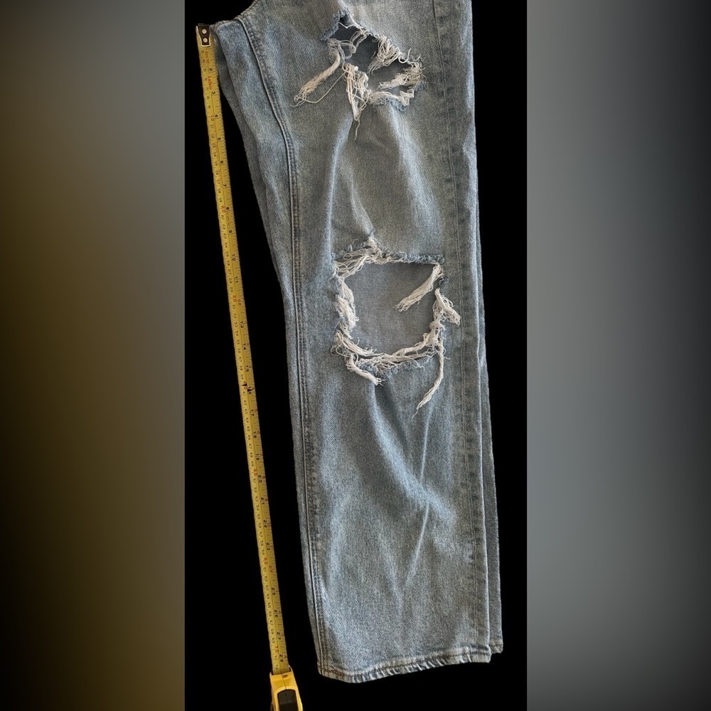 American Eagle curvy 90s high rise straight distressed jeans. Size 6 - Picture 7 of 8